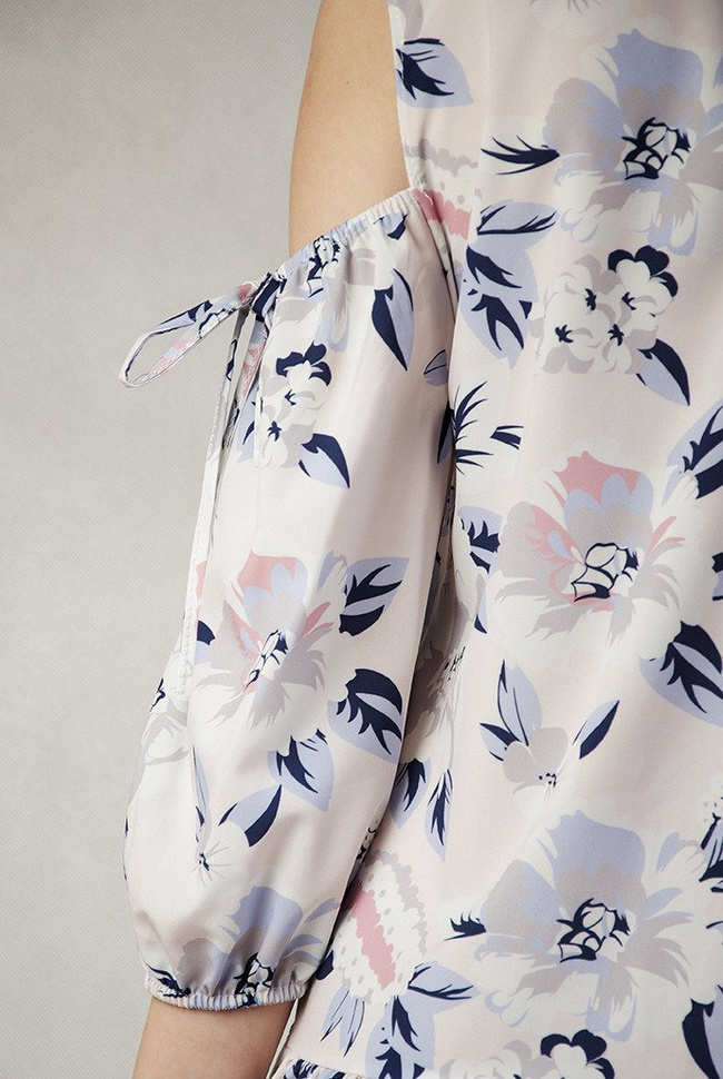 Jasna sukienka w kwiaty z odkrytymi ramionami