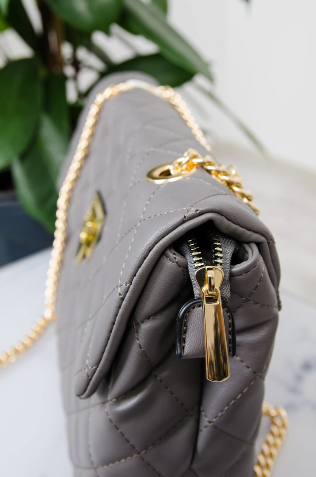 SZARA PIKOWANA CHANELKA NA ZŁOTYM ŁAŃCUSZKU