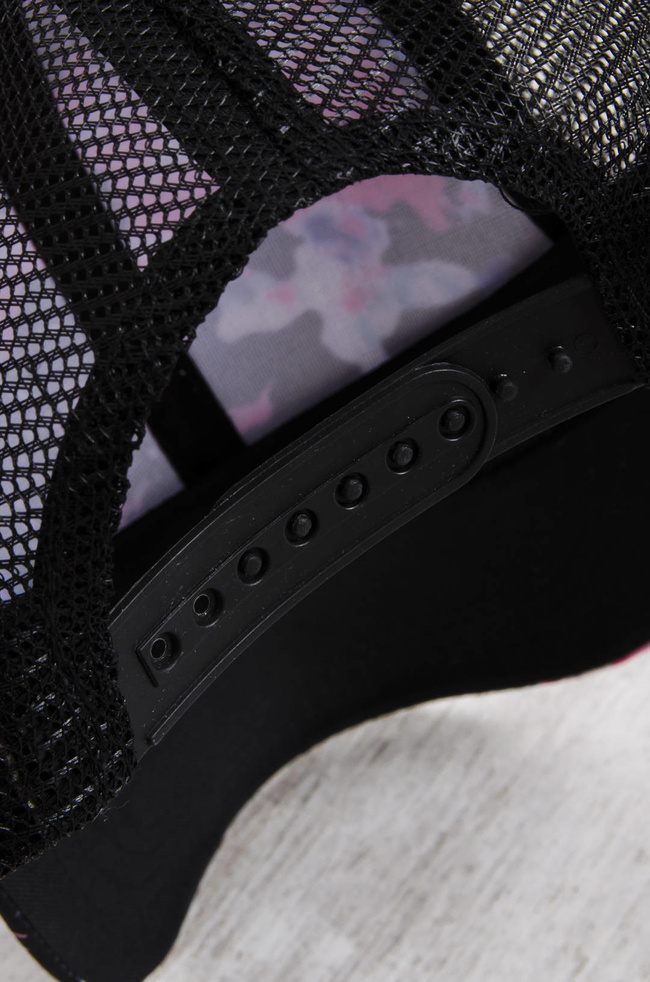 CZAPKA Z DASZKIEM W KWIATY-  CZARNA