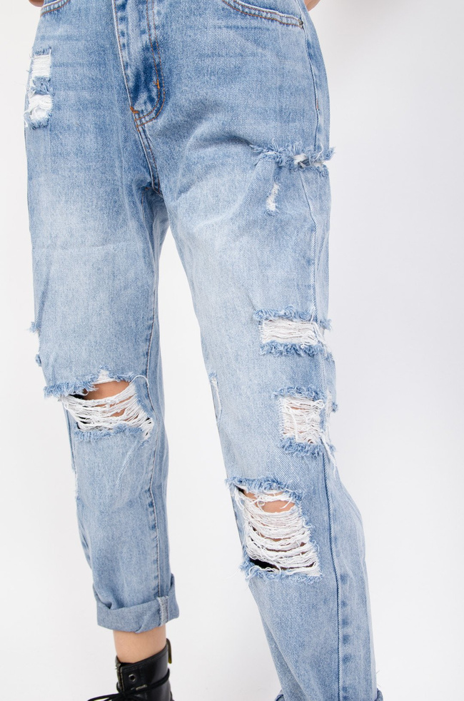 Jeansowe mom fit z dziurami oraz ukośnym zapięciem
