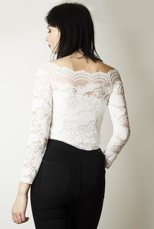 Koronkowe, białe body z szerokim dekoltem