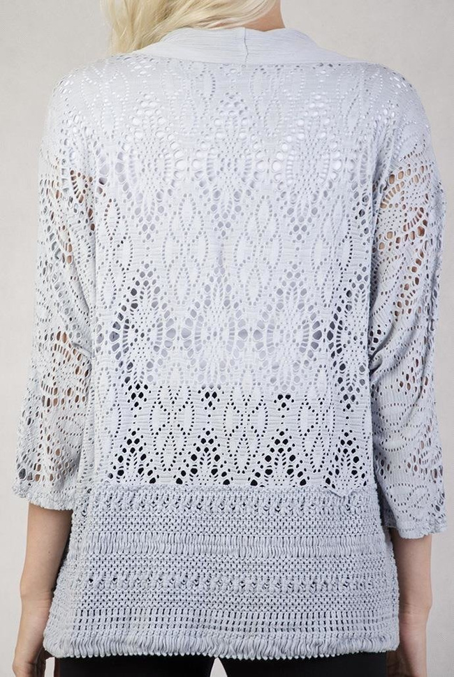 Koronkowa narzutka z szerokim plecionym pasem na dole szara