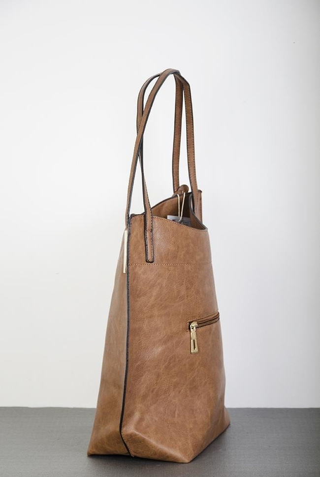 Duża, jasnobrązowa torebka z zawieszką