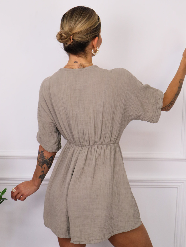 KOMBINEZON MUŚLINOWY Z KOPERTOWYM DEKOLTEM- FANGO