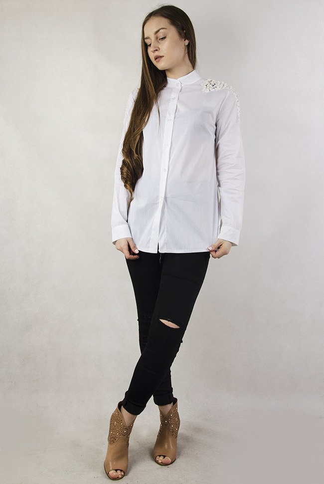 Biała koszula z ażurowymi wstawkami