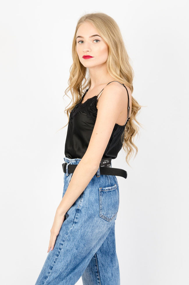 CZARNA SATYNOWA BLUZKA NA CIENKICH RAMIĄCZKACH 