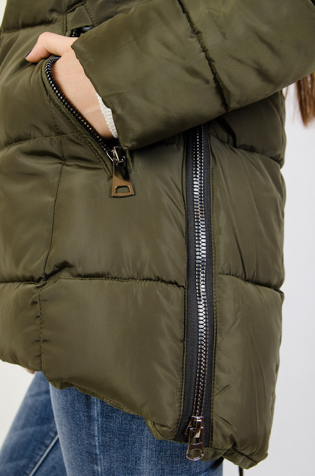 Zielona ocieplana kurtka z zamkami po bokach 