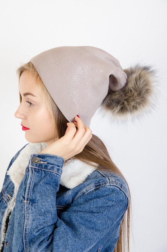 Beżowa czapka pokryta brokatem z pomponem