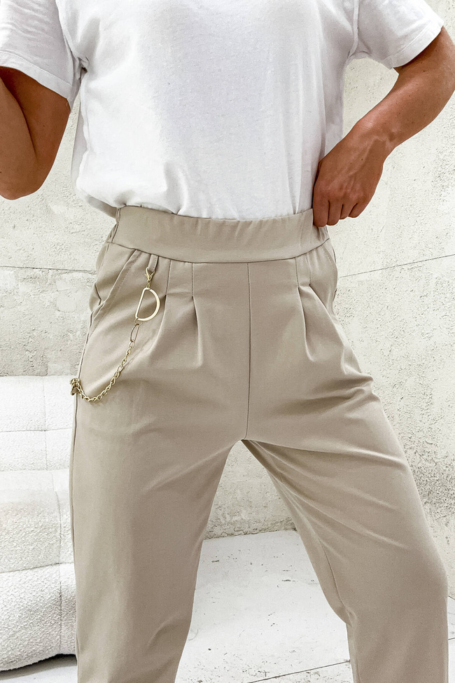 SPODNIE MATERIAŁOWE Z ŁAŃCUSZKIEM PRZY KIESZENI- BEŻOWE