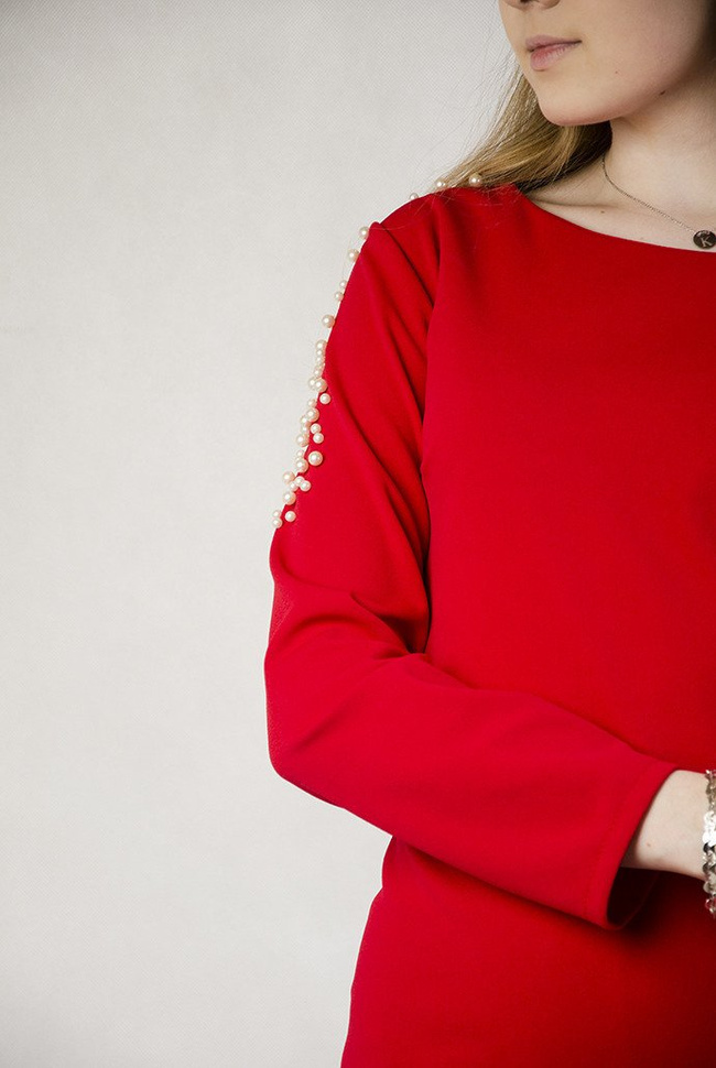 Czerwona dopasowana sukienka z perełkami na ramionach