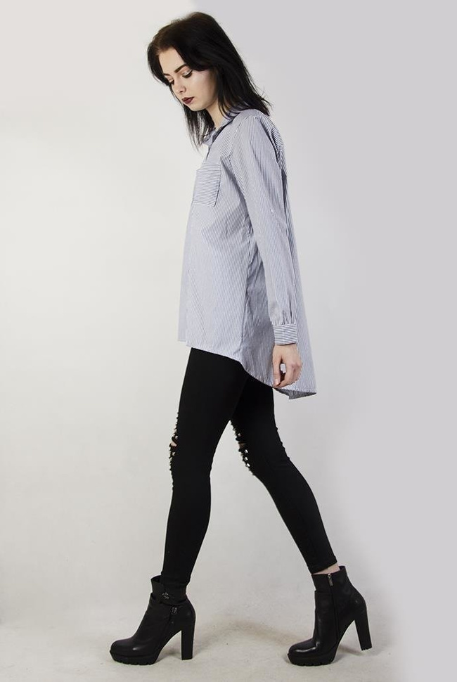 Szara koszula w paski, zapinana na guziki, z kieszonkami