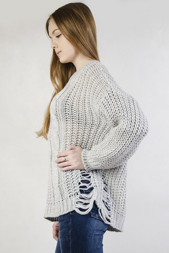 Szary sweter z szarpaniami po bokach