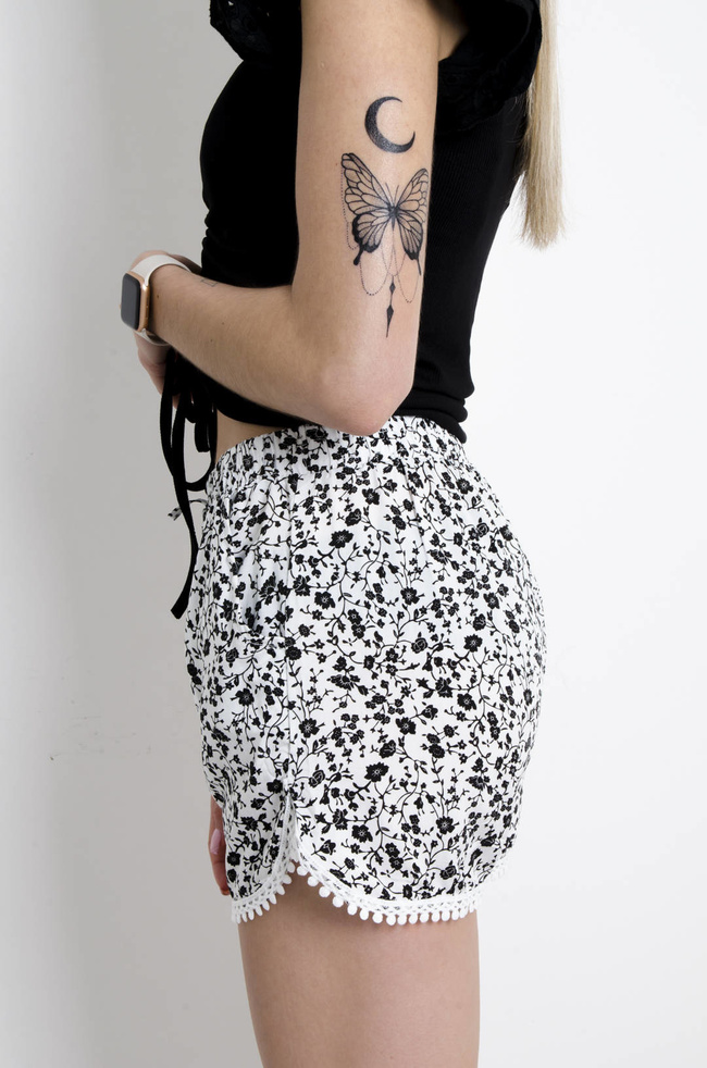 SZORTY MATERIAŁOWE WZORZYSTE Z OZDOBNĄ KORONKĄ- BIAŁE