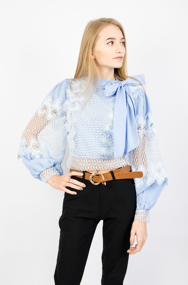 NIEBIESKA AŻUROWA BLUZKA Z BUFIASTYMI RĘKAWAMI