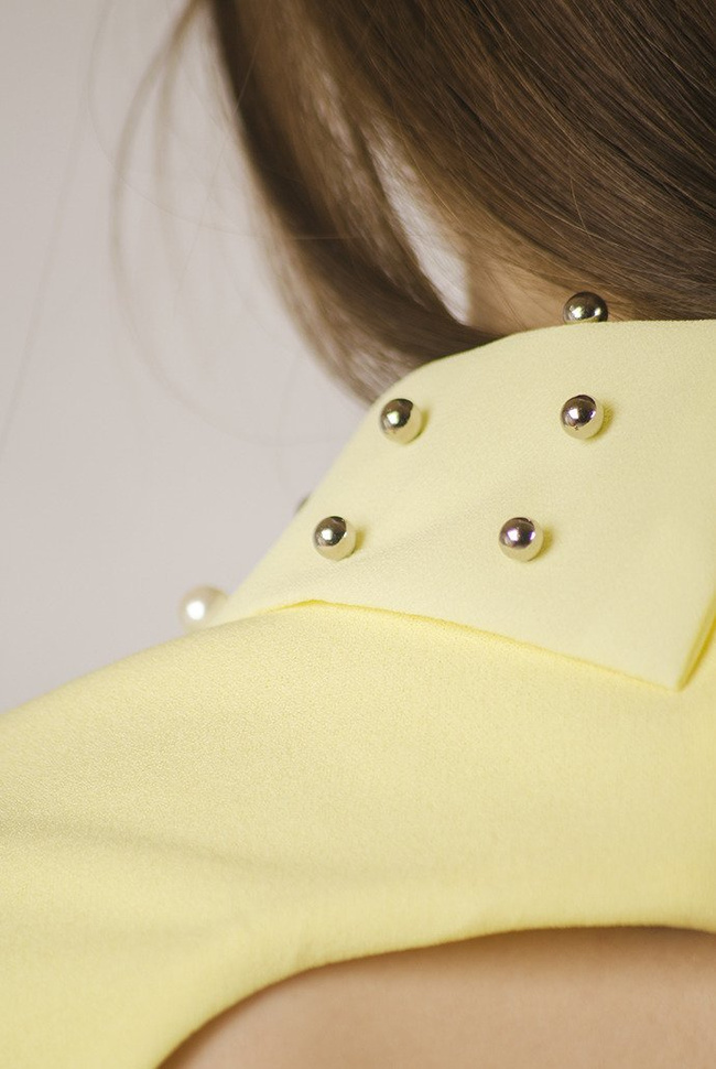 Żółta bluzka z kołnierzem w koraliki 