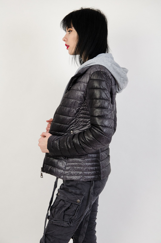 Kurtka pikowana czarna, z szarym podszyciem