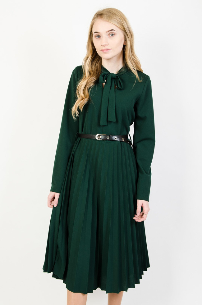 Ciemnozielona sukienka midi z plisowanym dołem oraz paskiem