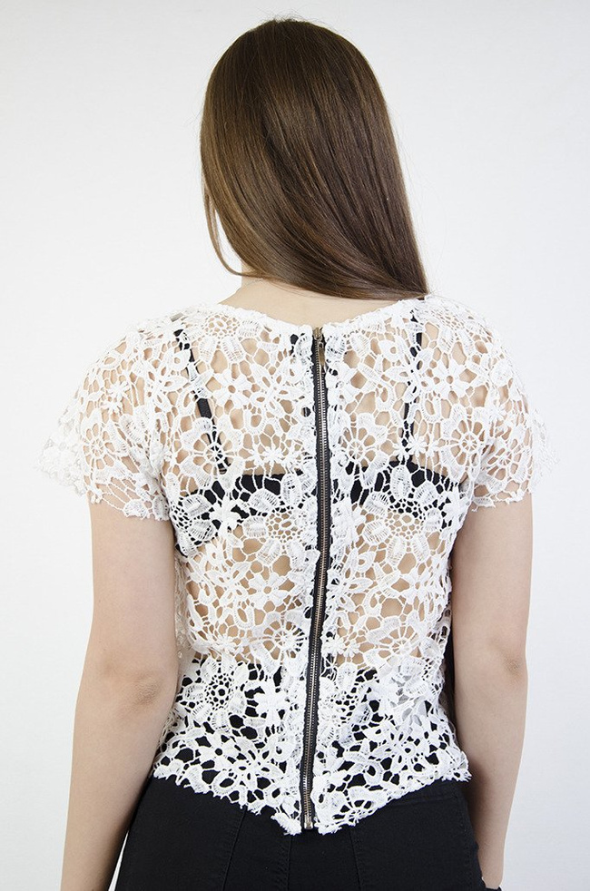 Biała koronkowa bluzka z zamkiem na plecach