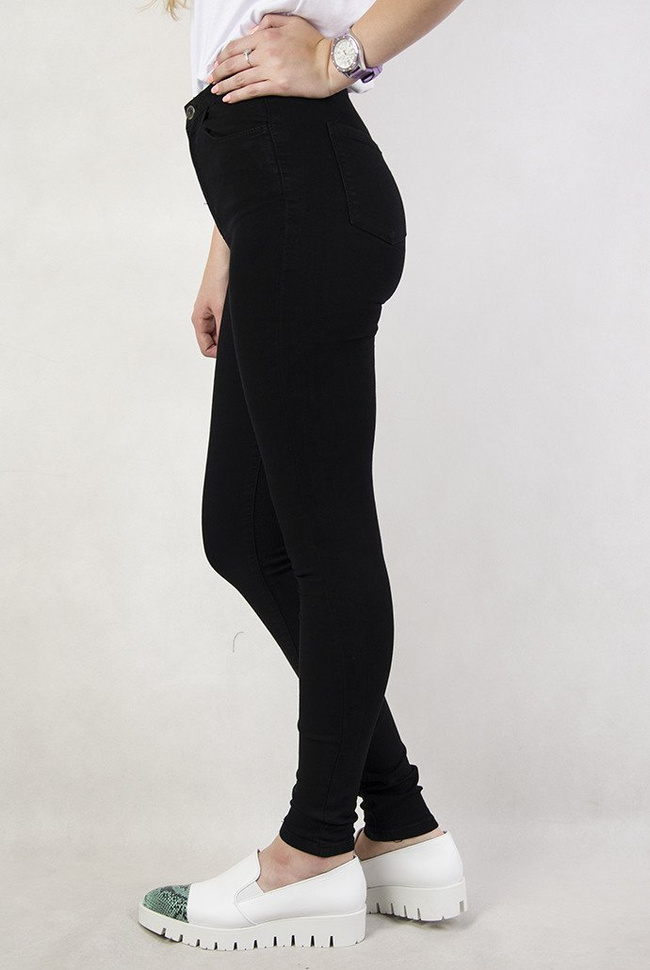 Intensywnie czarne rurki z wysokim stanem