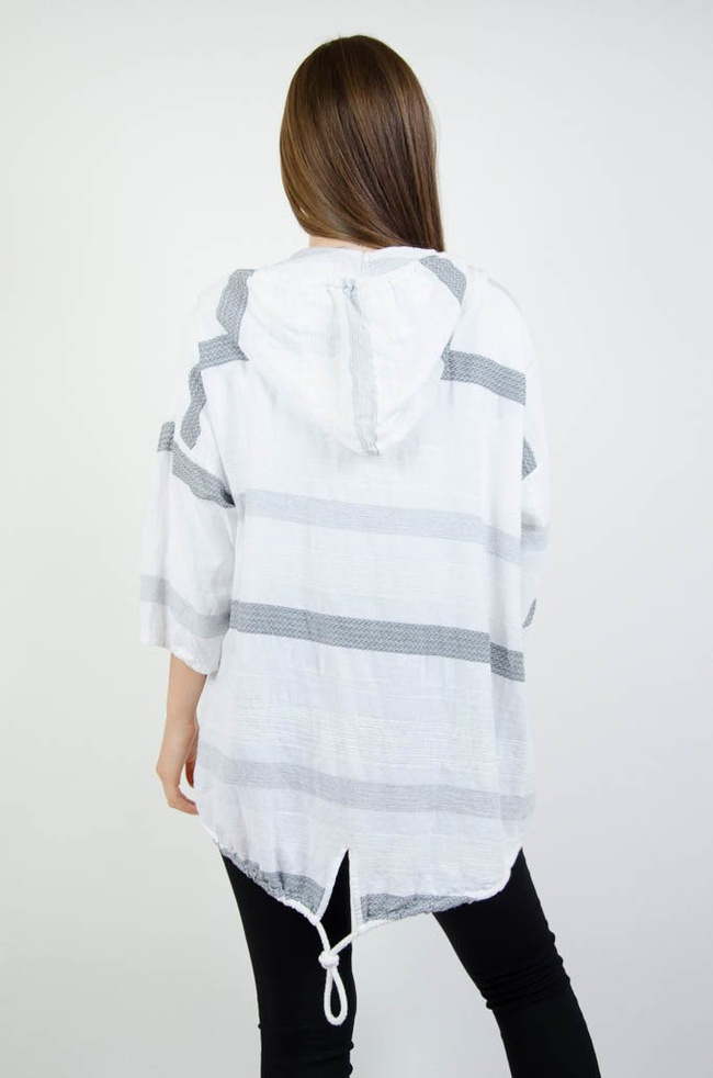 Biało szara narzuta w paski z kapturem