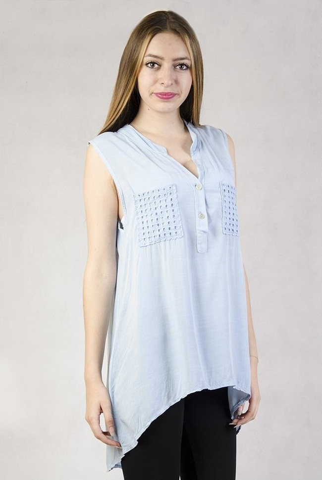 Niebieska bluzka z przedłużanym tyłem ozdobiona na kieszonkach i plecach