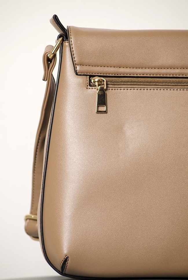 Beżowa torebka na ramię z regulowanym paskiem