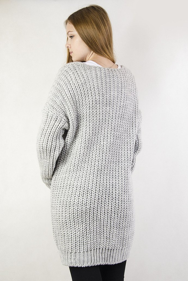 Szary sweter o grubym splocie