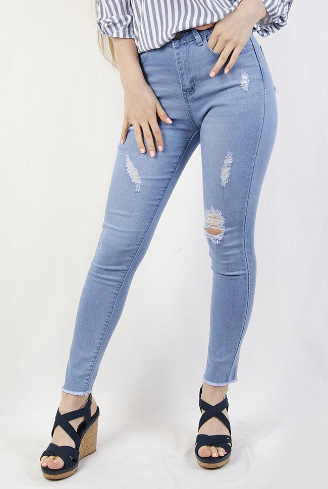 Jasne spodnie jeansowe z przetarciami