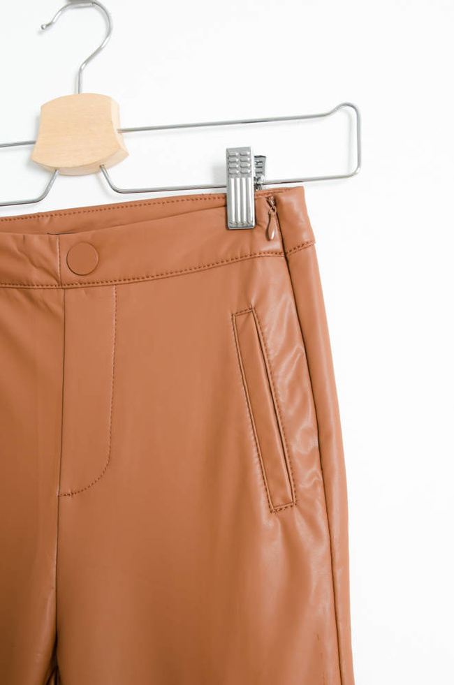 BRĄZOWE SPODNIE Z IMITACJI SKÓRY Z WYSOKIM STANEM