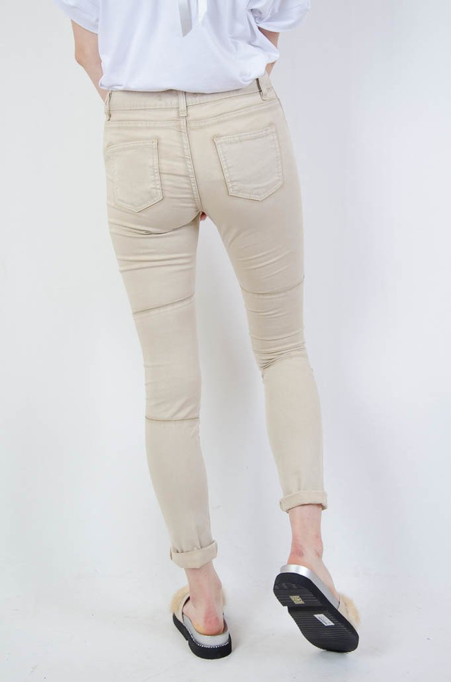 Beżowe spodnie z przeszyciami na kolanach