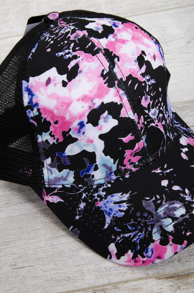 CZAPKA Z DASZKIEM W KWIATY-  CZARNA