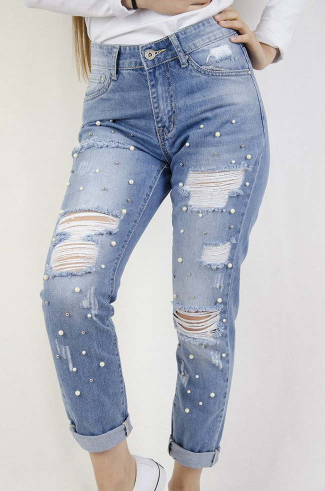 Spodnie jeansowe typu boyfriend z koralikami i przetarciami