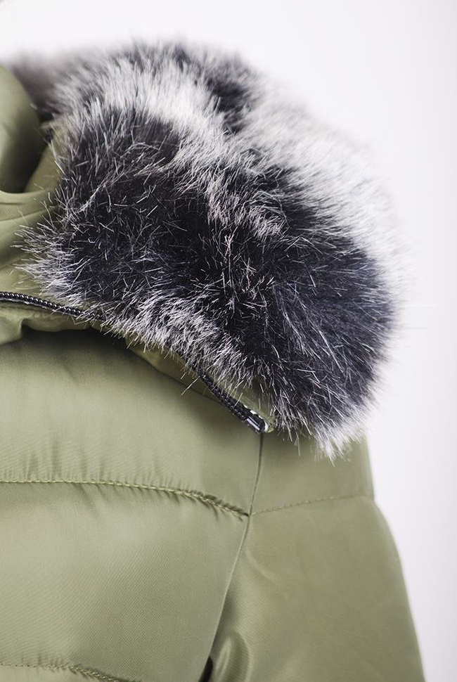 Zielona ocieplana, przedłużana kurtka z futerkiem przy kapturze