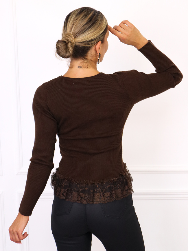 SWETER Z OZDOBNYMI GUZIKAMI ZAKOŃCZONY KORONKĄ- CZEKOLADOWY