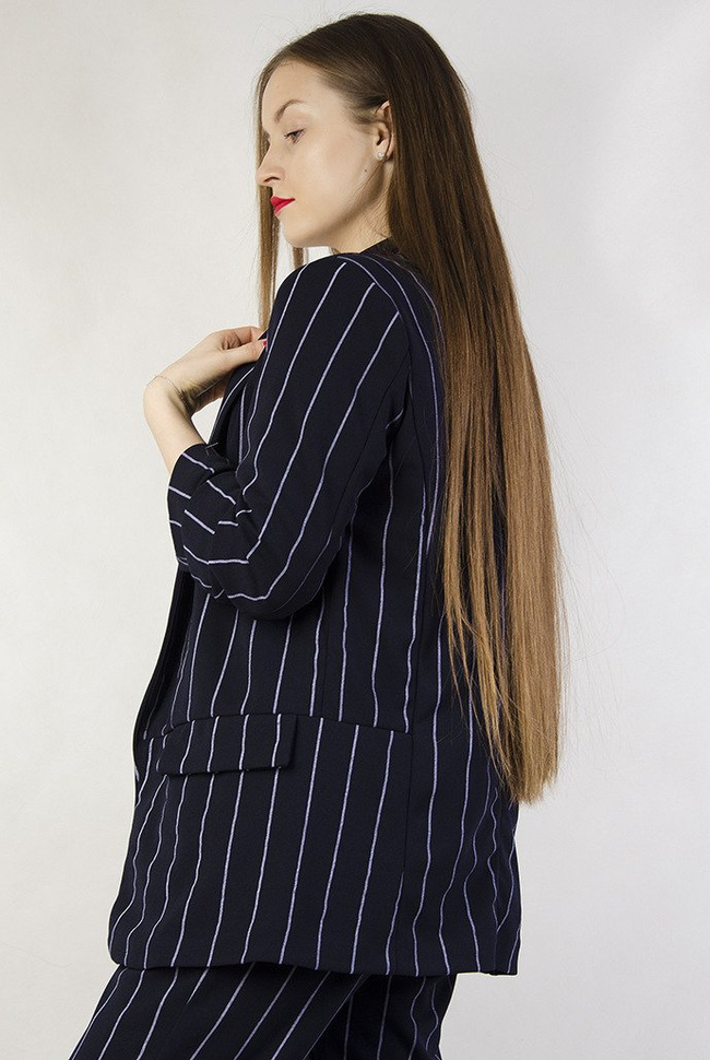 Granatowa marynarka w prążki z marszczonymi rękawami