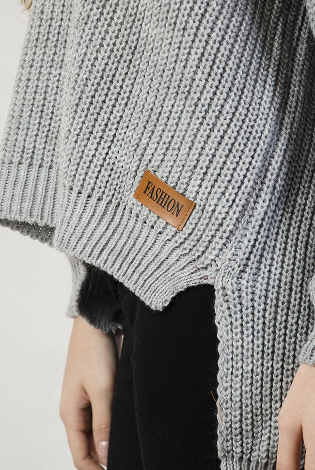 Asymetryczny, szary sweter z dekoltem "V"