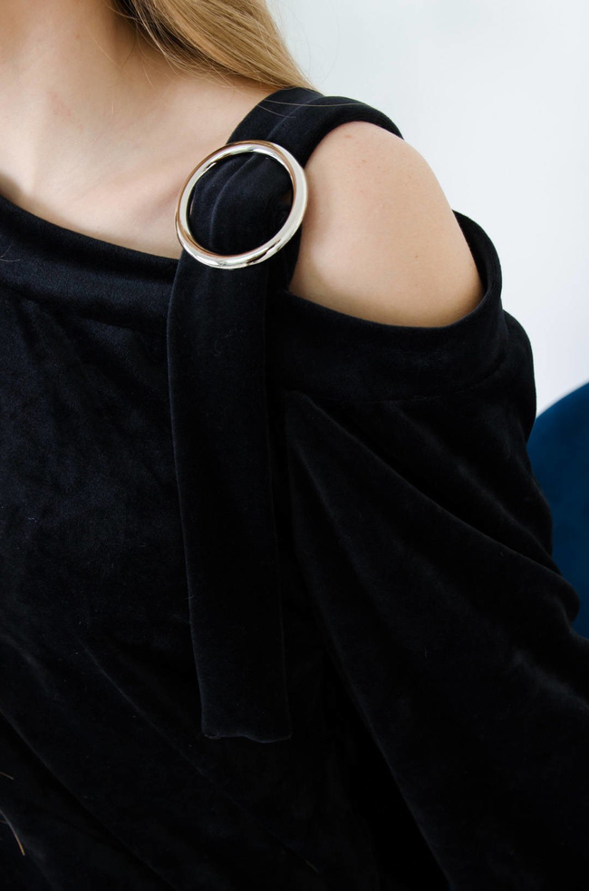 CZARNA WELUROWA BLUZKA Z WYCIĘCIEM NA RAMIENIU