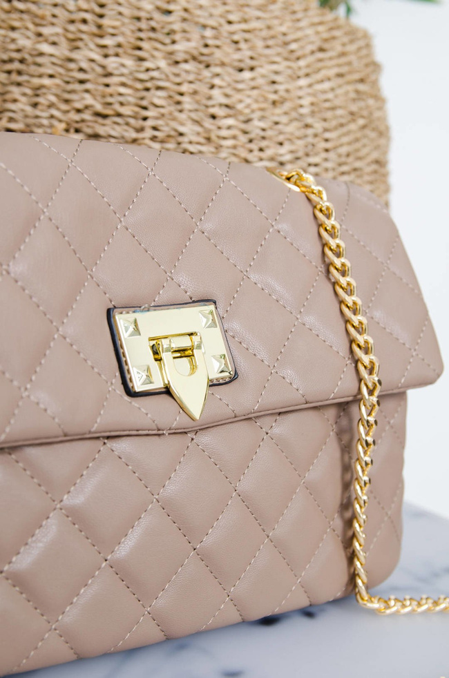 BEŻOWA PIKOWANA CHANELKA NA ZŁOTYM ŁAŃCUSZKU