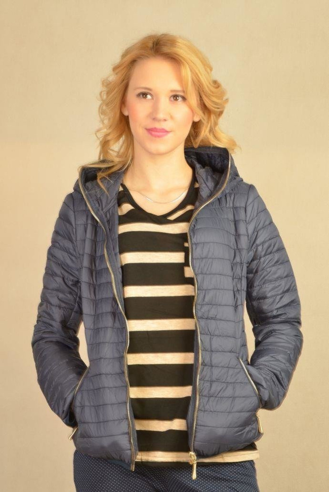 Granatowa kurtka pikowana z zamkiem na kapturze