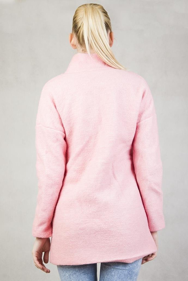 Różowy płaszcz wiosenny zapinany na złote guziki