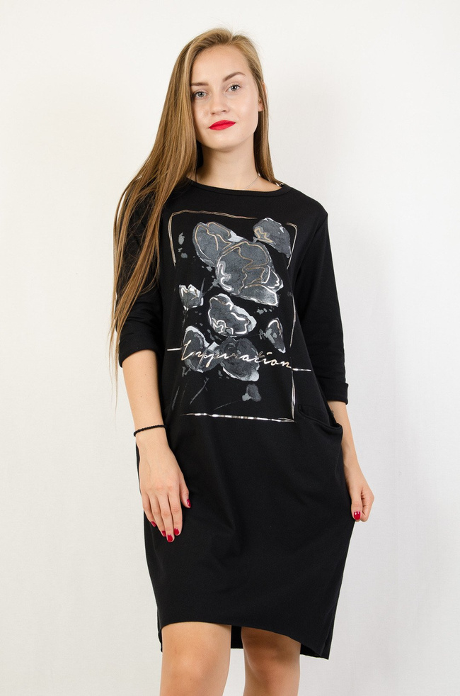 Czarna sukienka z kieszeniami oraz aplikacją z przodu