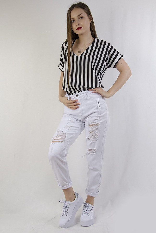 Białe spodnie boyfriend z szarpaniami przy nogawce