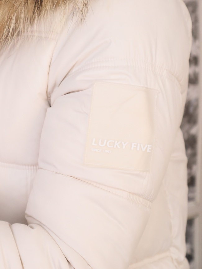 KURTKA ASYMETRYCZNA Z NASZYWKĄ NA RĘKAWIE I FUTERKIEM- ECRU