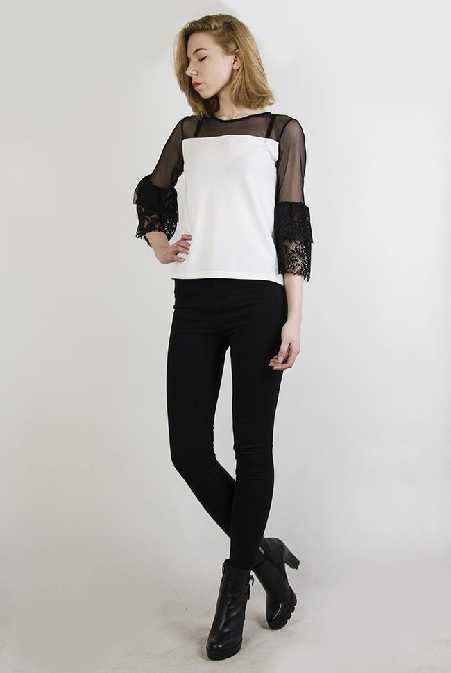 Biała bluzka z koronkowymi rękawami i wstawką z siateczki