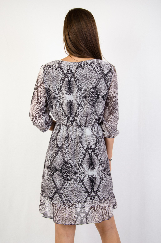 Wężowa sukienka z falbanką na dole