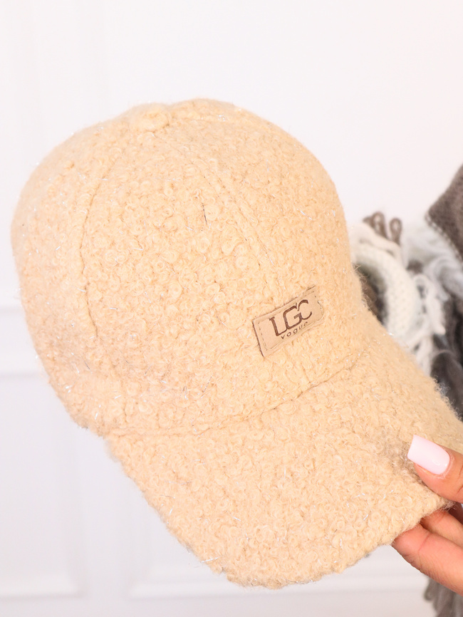 CZAPKA Z IMITACJI BARANKA Z DASZKIEM I LOGO-BRĄZOWA