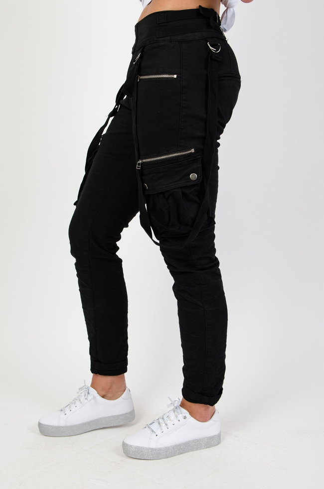 Czarne spodnie typu jogger z zamkami oraz kieszeniami