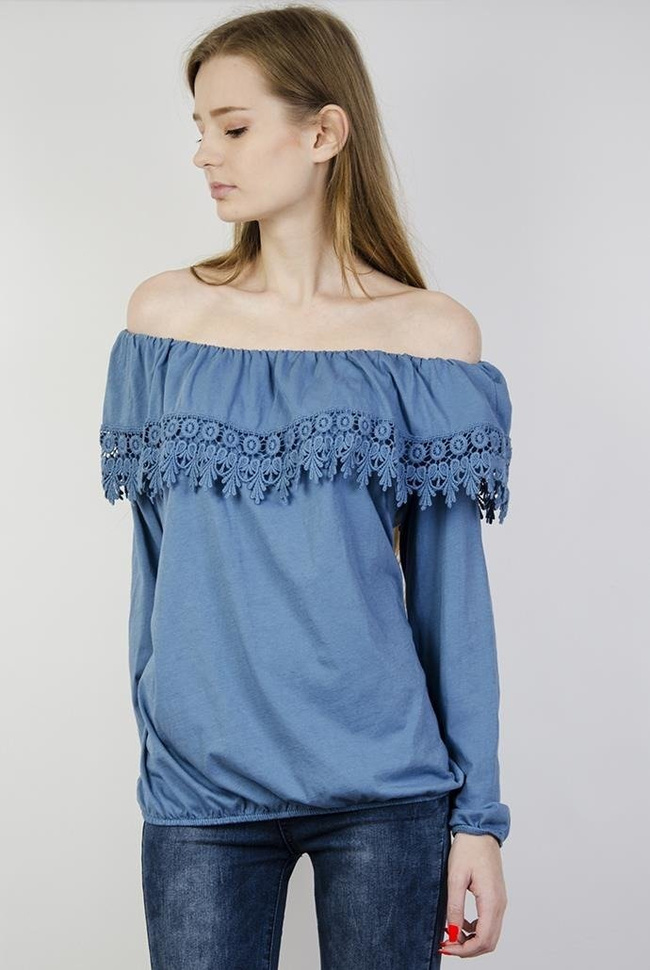 Niebieska bluzka z hiszpańskim dekoltem i zdobieniami