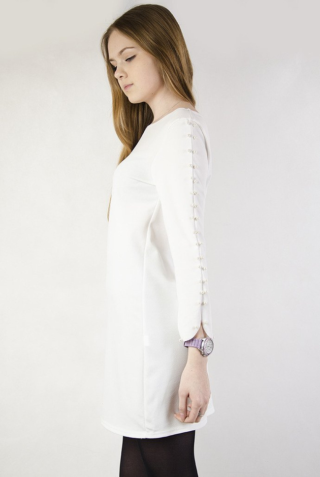 Biała dopasowana sukienka z perłami na rękawach