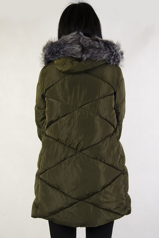 Zielona pikowana kurtka z ozdobnymi paskami przy kieszeniach